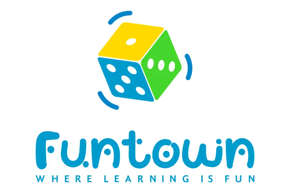 Kolorowa matryca z żółtymi, niebieskimi i zielonymi twarzami jest wyświetlana nad słowem Funtown z zabawnymi niebieskimi literami. Poniżej znajduje się slogan: Gdzie nauka jest zabawą. Niebieskie linie ruchu otaczają matrycę.